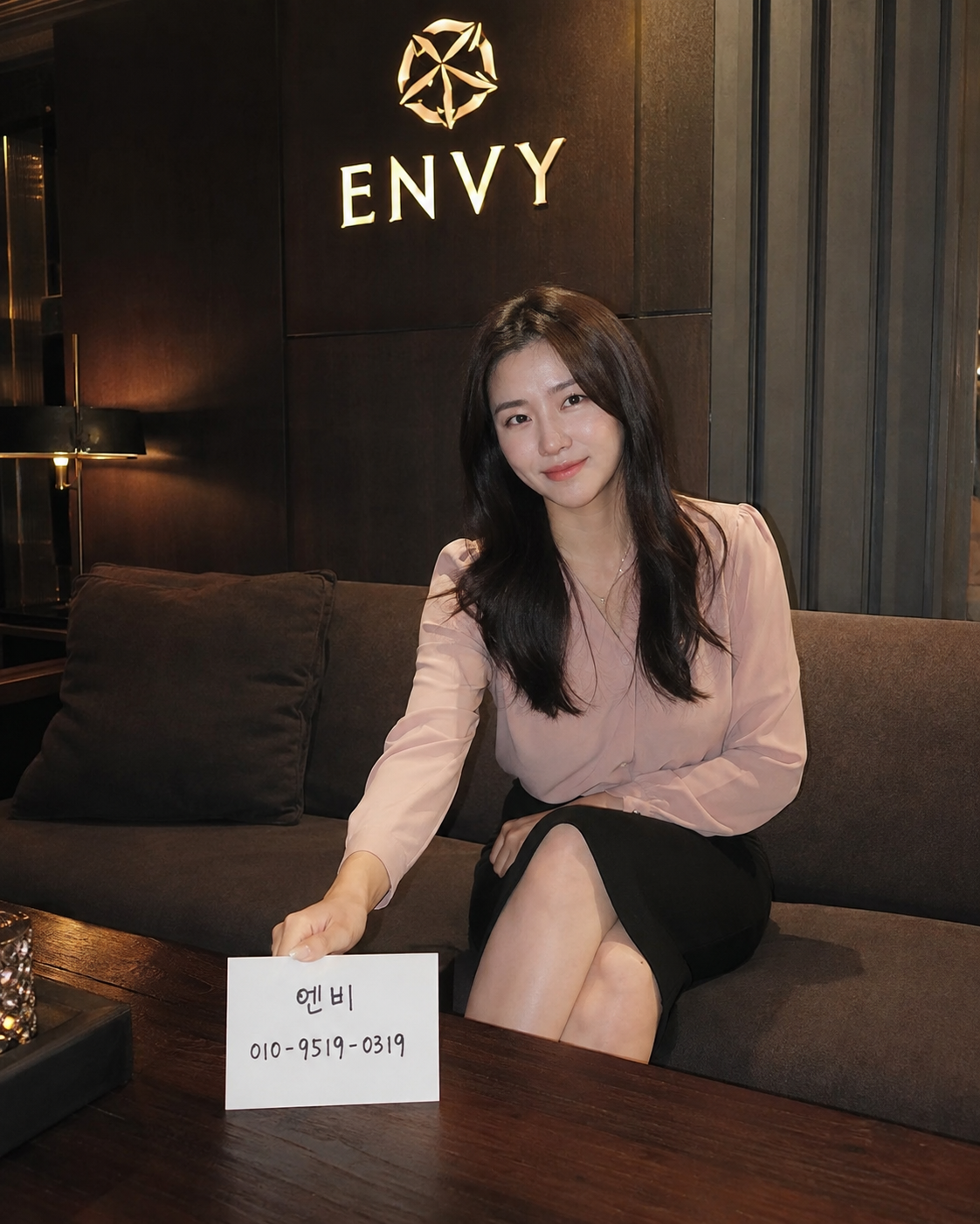평택 쓰리노 이용가이드와 함께 제공되는 ENVY 브랜드 이미지 - 07 다크라운지소파 엔비카드 핑크블라우스여성